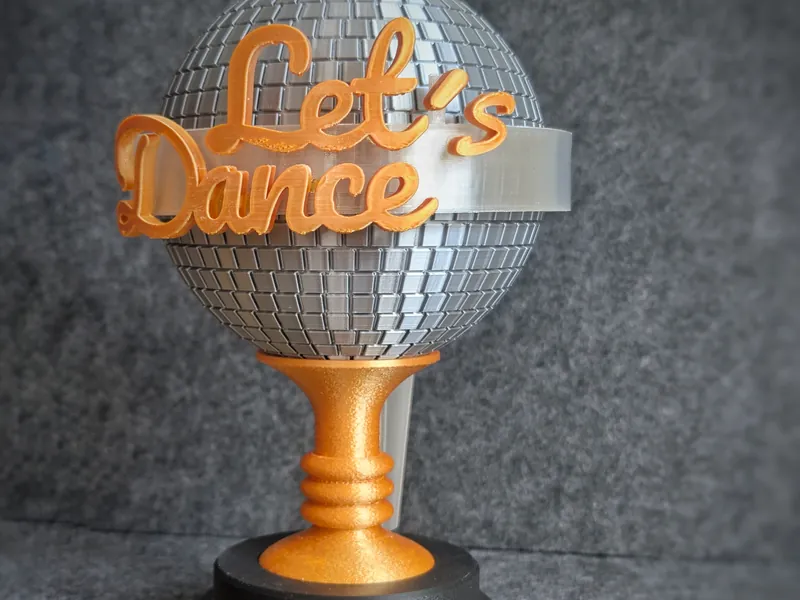Pokal mit Discokugel und Schriftzug „Let’s Dance“